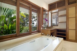 Baignoire, sèche-cheveux, serviettes fournies, savon