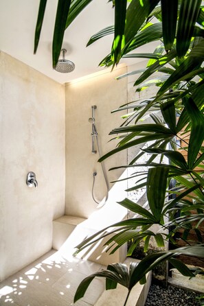 Baignoire, sĂšche-cheveux, serviettes fournies, savon