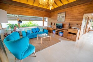 智能电视、DVD 播放器、书、立体声音响