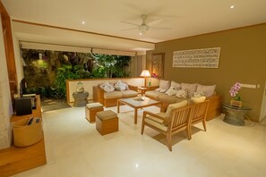 智能电视、DVD 播放器、书、立体声音响