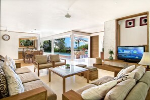 Smart TV, DVD player, books, stereo - Villa Champa - Elegant Family Friendly Villa inc. Car/Driver, Pool Fence & Cook (Kuta Selatan)