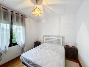3 chambres, fer et planche à repasser