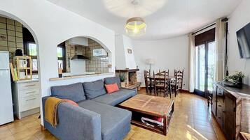 Een televisie en een open haard