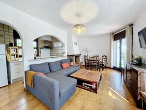 TV, fireplace - Requesens - Casa en Empuriabrava (Empuriabrava)