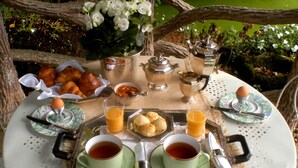 A table set for breakfast with tea, eggs, pastries, and juice. - La Demeure de l'Ile (Craon)