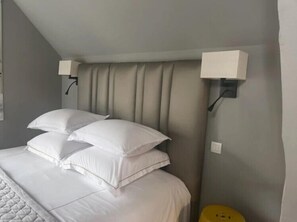 Superior Double Room | Individually decorated, individually furnished, desk, blackout drapes - La Demeure de l'Ile (Craon)