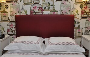 Chambre double | DĂ©cor unique, ameublement unique, bureau, rideaux dâobscurcissement
