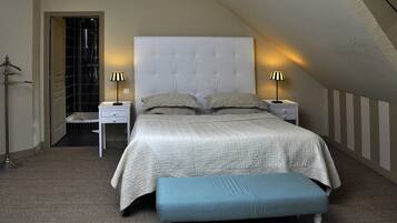 Superior tweepersoonskamer | Individueel gedecoreerd, individueel gemeubileerd, een bureau