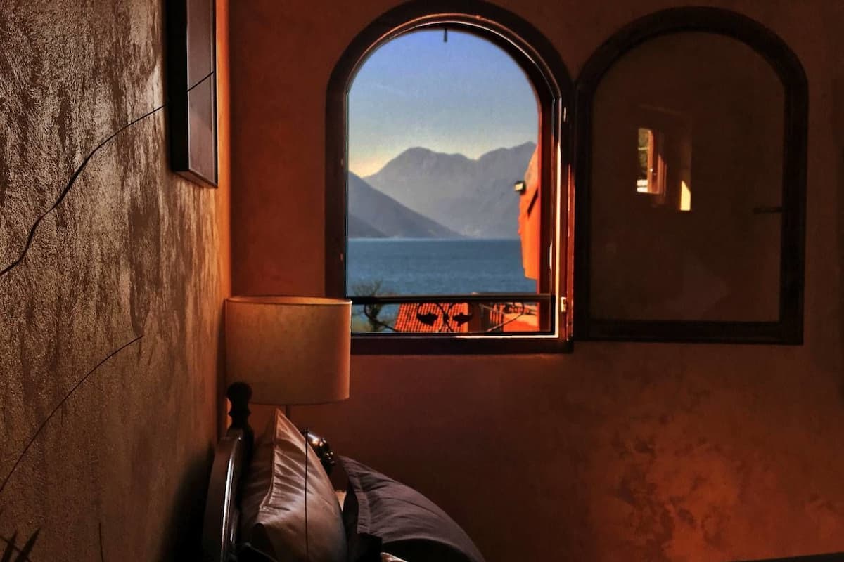 1 Schlafzimmer, Schreibtisch, schallisolierte Zimmer