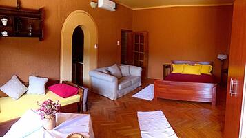 Appartamento Comfort, patio, vista mare | Area soggiorno | TV a schermo piatto