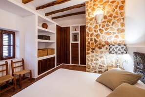 3 habitaciones, tabla de planchar con plancha y cuna de viaje