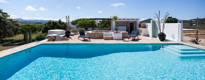🌞AUTHENTIC IBIZA STYLE VILLA🏡 HUGE PRVTE POOL🏊‍♂️BBQ🍴A/C❄️WIFI 📶& PARKING🚗