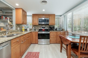 Refrigerador, microondas, horno, placa de cocina