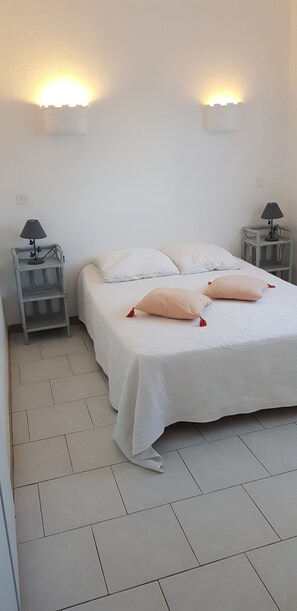 2 habitaciones, tabla de planchar con plancha, cuna de viaje y wifi 