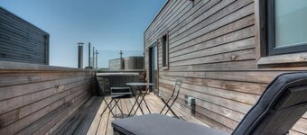 Beautiful holiday home with hot tub, just a walk away from Talland beach...