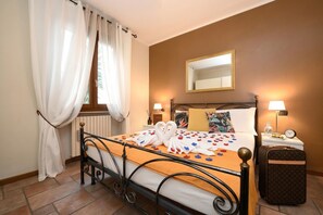 Iron/ironing board, free WiFi, bed sheets