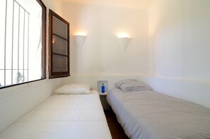 3 chambres, fer et planche à repasser, Wi-Fi gratuit, draps fournis