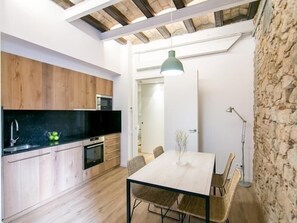 Kühlschrank, Mikrowelle, Ofen, Wasserkocher mit Kaffee-/Teezubehör