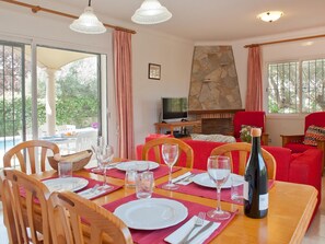 Dining - Holiday accomodation with swimming-pool and garden in L’Escala.HUTG-015583 (l'Escala)
