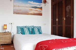 1 slaapkamer, een strijkplank/strijkijzer, beddengoed