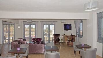 Tv, pejs, bordtennisbord, stereoanlæg