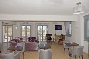 TV, fireplace, DVD player, ping pong