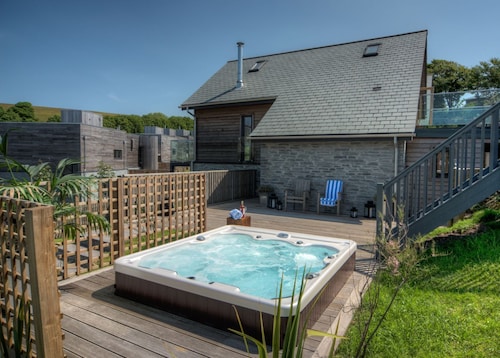 Belle maison de vacances avec bain à remous, à quelques pas de la plage de Talland ...