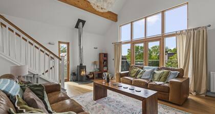 Beautiful holiday home with hot tub, just a walk away from Talland beach...
