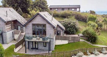 Kaunis lomamökki, jossa poreallas, vain kävelymatkan päässä Talland rannalta ...