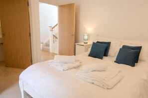 3 bedrooms, internet, bed sheets - Beautiful holiday home with hot tub, just a walk away from Talland beach... (Looe)