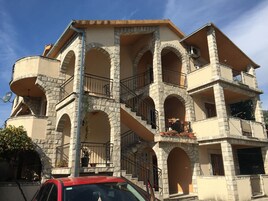 Konaklama yerinin ön cephesi