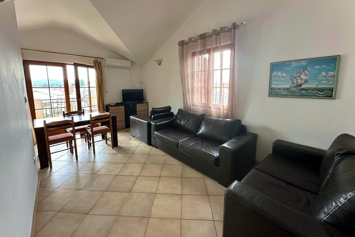 Comfort Apartment, 1 Queen Bed with Sofa bed, Partial Sea View | Living area