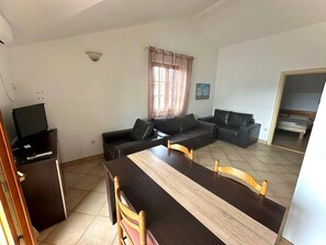 Comfort Apartment, 1 Queen Bed with Sofa bed, Partial Sea View | Living area