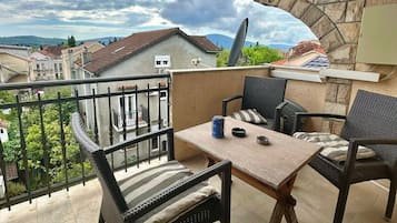 Appartement Confort, 1 grand lit et 1 canapé-lit, vue partielle sur la mer | Terrasse/Patio