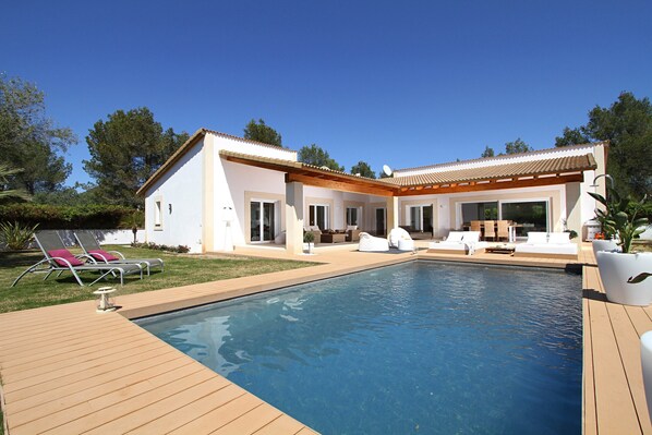 A modern house with a swimming pool, outdoor seating, and a garden. - Villa Alba (Pollensa)