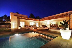 A modern house with a swimming pool, outdoor seating area, and a well-lit patio. - Villa Alba (Pollensa)