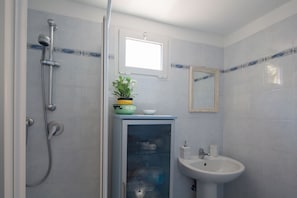 Douche, sèche-cheveux, bidet, serviettes fournies