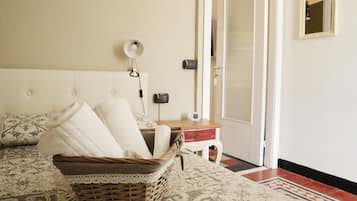 2 habitaciones, escritorio y tabla de planchar con plancha