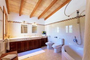 Tina, secadora de cabello, bidet, toallas