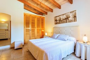 3 bedrooms, in-room safe, iron/ironing board, travel crib