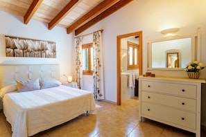 3 bedrooms, in-room safe, iron/ironing board, travel crib