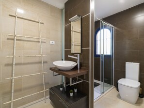Een douche, een haardroger, handdoeken, toiletpapier