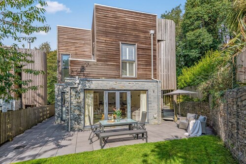 Belle maison de vacances avec un bain à remous, terrasse sur le toit et un patio spacieux