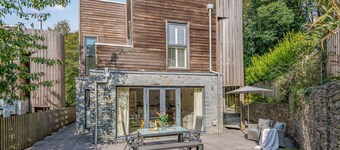 House 1 - sleeps 6 guests  in 3 bedrooms