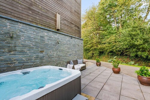 House 1 - sleeps 6 guests  in 3 bedrooms