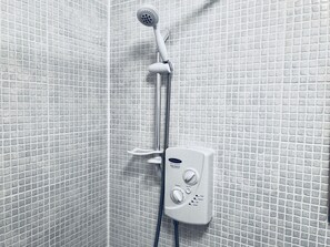 Badkar/dusch, hårtork, handdukar och toalettpapper