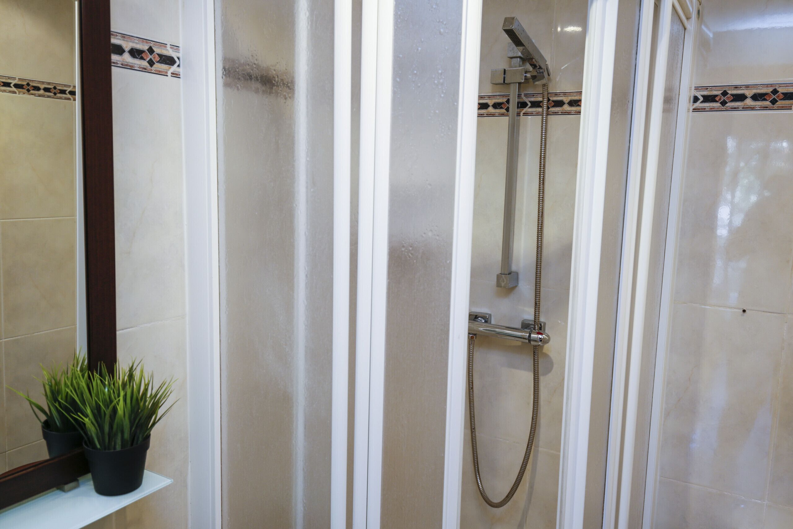 Bathtub, towels