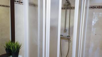 Bathtub, towels