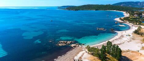 Una spiaggia nelle vicinanze