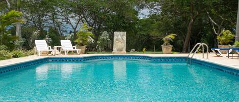 Utomhuspool och solstolar